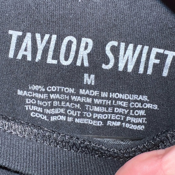 Taylor Swift Black Long Sleeve Tee "I'm Feeling 2022" Size M Taylor's Version - Picture 3 of 4